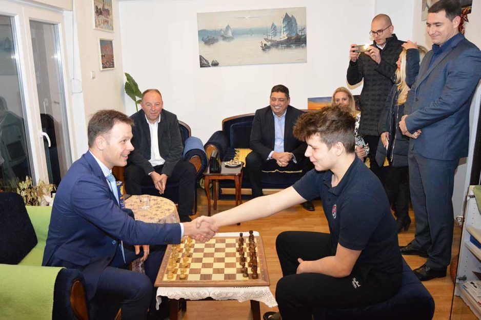Gradonačelnik Beograda u poseti šahovskom talentu